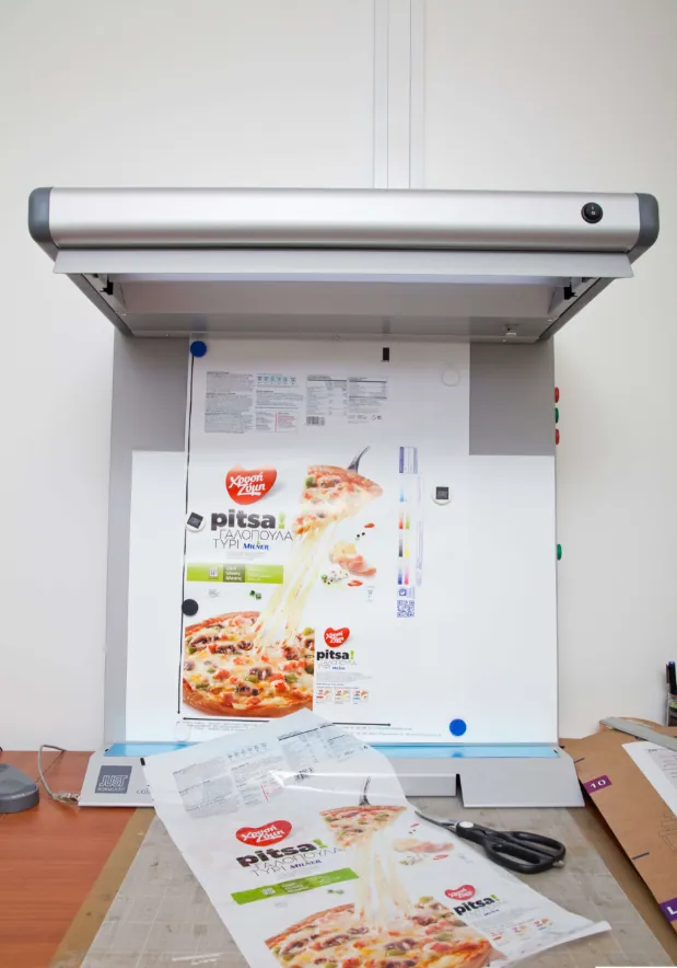 Controlled-light viewing station for print proofs